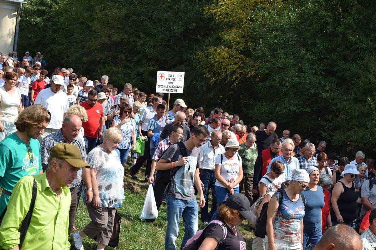 Na dróżkach drogi krzyżowej doskwierał upał, który jednak nie zniechęcił blisko tysięcznej grupy pielgrzymów.<br/>fot.Miłosz Wilgucki