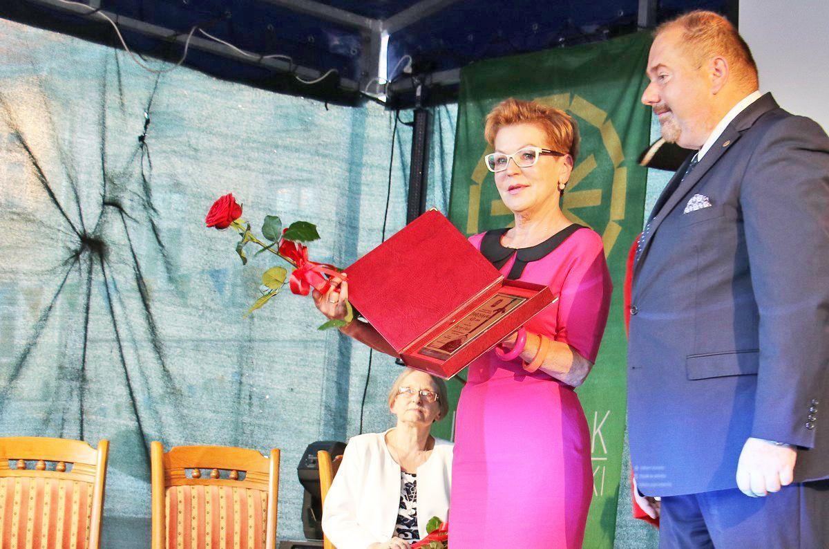 Jedyną osobą uhonorowaną w tym roku „Jarosławem” była Lucyna Paulo. Na fotografii razem z burmistrzem Waldemarem Paluchem.<br/>fot.UM Jarosław