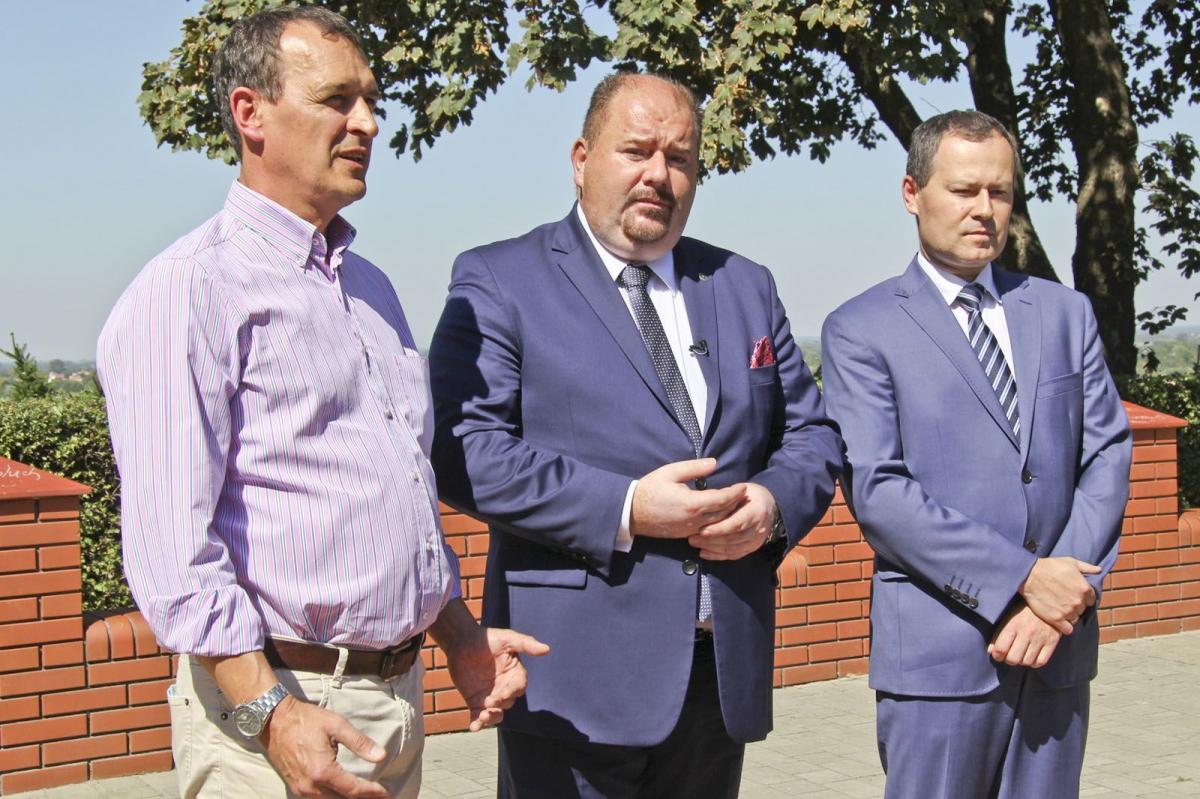 Wiesław Kąkol (od prawej) z towarzystwa Altum zapewnia, że pieniądze będą, burmistrz Waldemar Paluch mówi o wspieraniu przedsiębiorczości, a Tomasz Piotrów oferuje pomoc już działających w miejscowym biznesie.    <br/>fot.Roman Kijanka