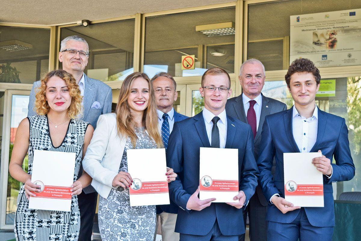 Wspólne zdjęcie laureatów i zaproszonych gości. W górnym rzędzie od lewej: Artur Pich, przedstawiciel prof. Zbigniewa Brezińskiego Józef Frankiewicz, prezydent miasta Robert Choma. 
W dolnym rzędzie od lewej absolwentki klasy medialnej: Katarzyna Mielnikiewicz, Magdalena Wysocka – laureatki 2 i 1 na