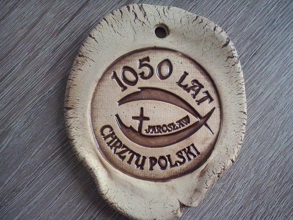 Pamiątkowy medal czeka na każdego uczestnika biegu.<br/>fot.Roman Kijanka