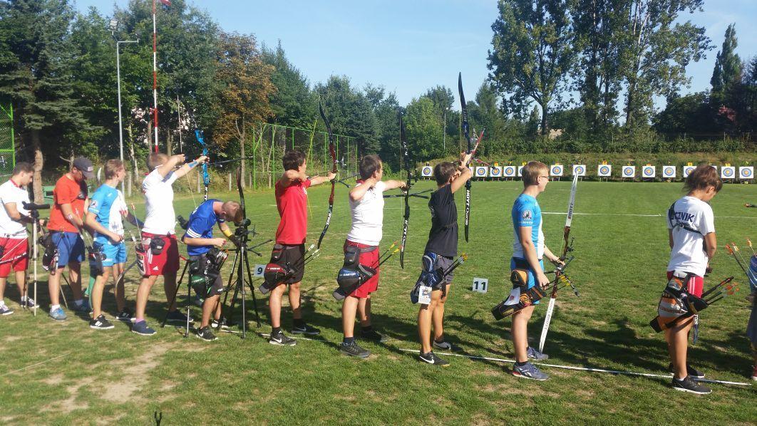 Rywalizacja o tytuły mistrzowskie na torach łuczniczych toczyła się w dwóch kategoriach wiekowych – juniorów i kadetów.