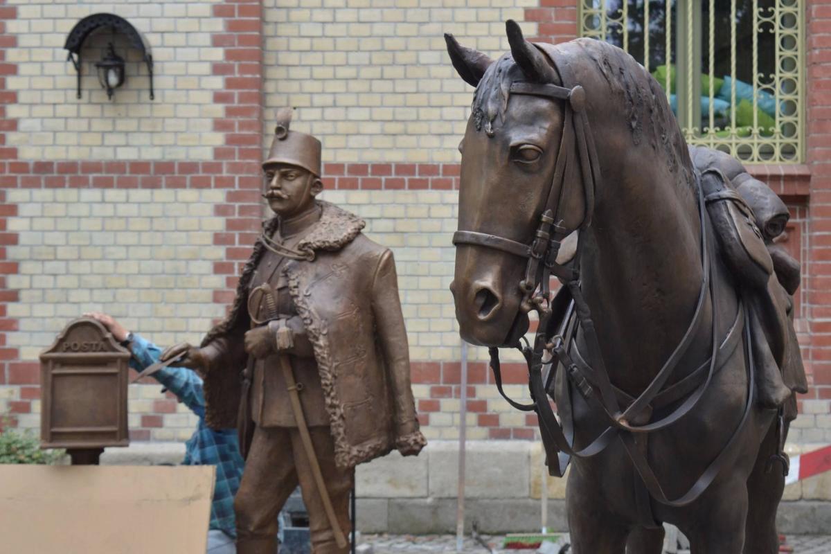 Najpierw na placu przy Bramie Rycerskiej stanęła figura polskiego Legionisty (Beliniaka), potem węgierskiego Huzara (Honveda). Obu towarzyszą konie.<br/>fot.Dariusz Hop