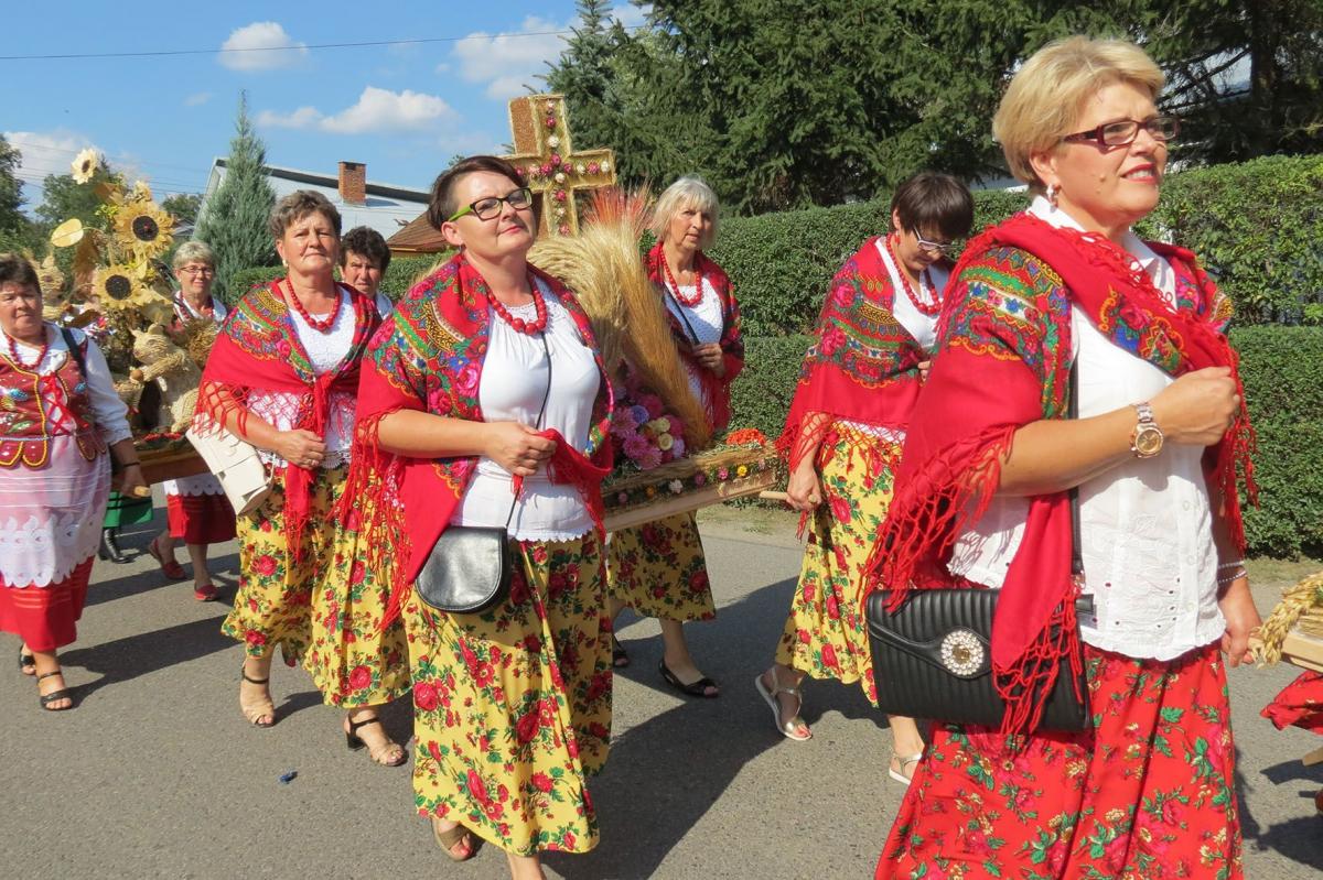 Barwny korowód dożynkowy.<br/>fot.Barbara Chmura