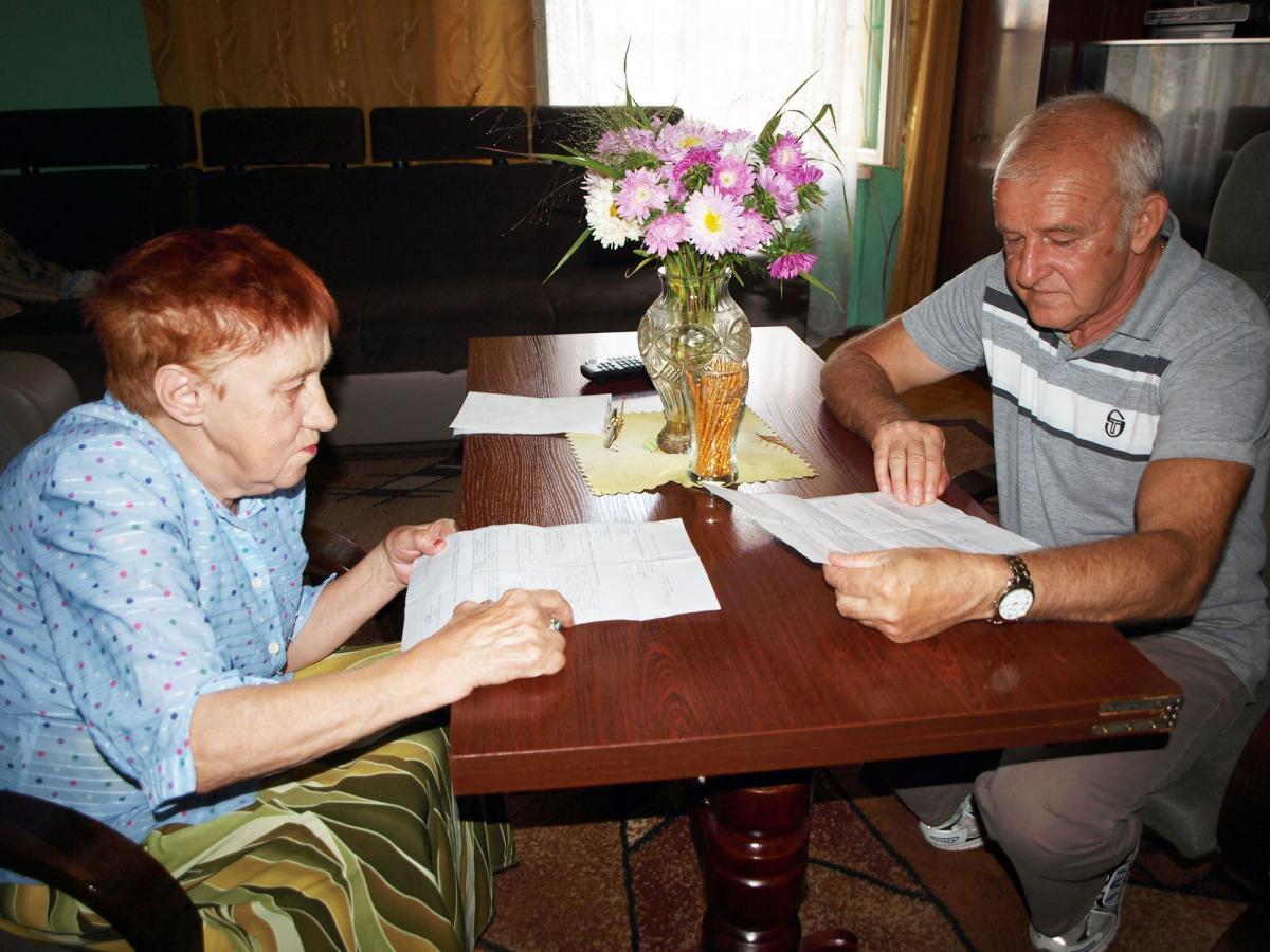 Pani Michalina Wójtowicz (z lewej) i pan Edmund Kempa nie potrafią zrozumieć skąd wzięła się ponad 60-złotowa podwyżka czynszu, skoro wody zużywają tyle samo.<br/>fot.Mariusz Godos