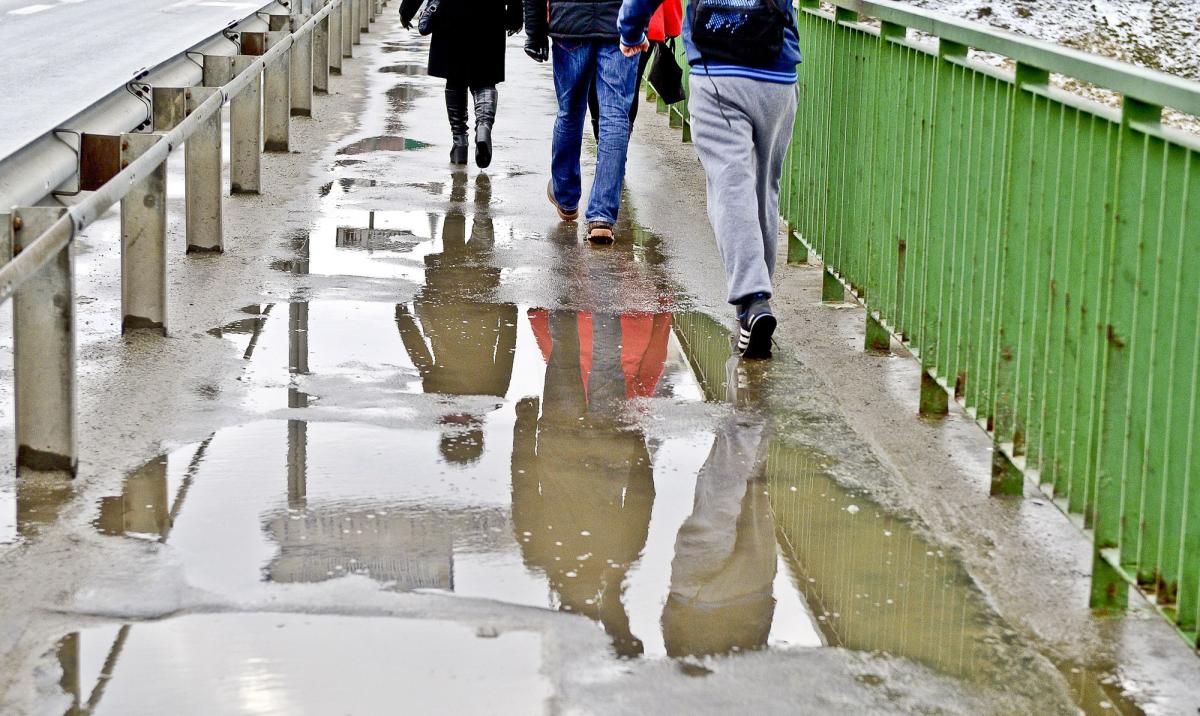 Kiedy pada deszcz, dla większości przejście chodnikiem po obu stronach to prawdziwy slalom gigant. Przez fatalny stan nawierzchni tworzą się dziesiątki kałuż.<br/>fot.zbiory własne