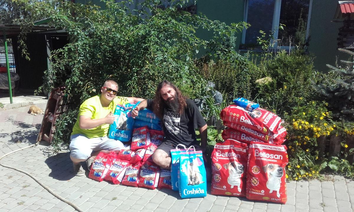 – Nie mogłem tak przyjechać do Orzechowiec z samą tylko deratyzacją. Zabrałem ze sobą 50 kilogramów karmy dla kotów, 200 kilogramów żwirku oraz 100 kilogramów karmy suchej dla piesków – powiedział Kamil Stachura. Obok kierownik placówki Przemysław Grządziel.<br/>fot.ze zbiorów własnych