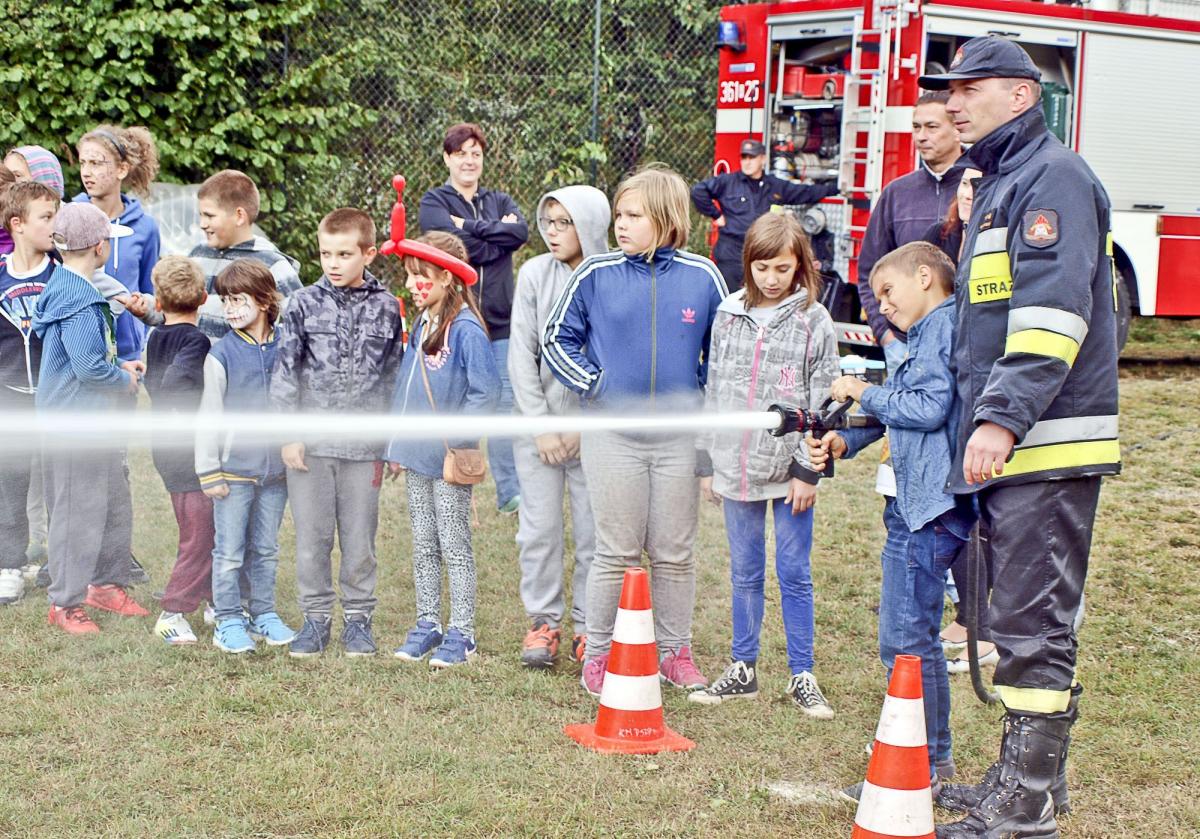 Podobnie jak rok temu na tegorocznym Święcie Kazanowa nie zabraknie atrakcji dla dzieciaków. Tutaj: pokaz sprzętu straży pożarnej.<br/>fot.Mariusz Godos