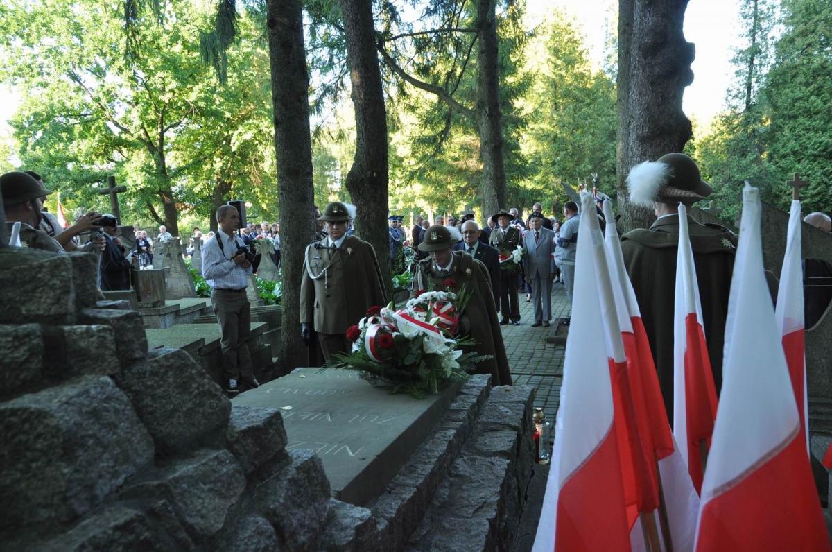 W czasie uroczystości odczytano apel pamięci oraz oddano salwę honorową. Następnie złożono wiązanki kwiatów na Grobie Nieznanego Żołnierza oraz na pomniku Polaków z Kresów zamordowanych przez NKWD.<br/>fot.Paweł Bugira
