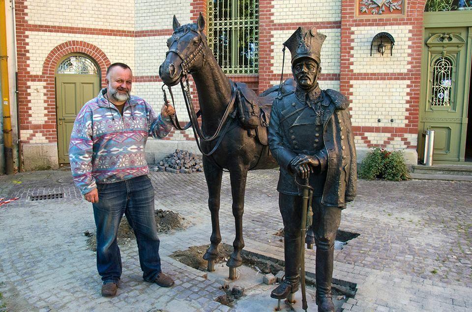 Autor rzeźb Piotr Zbrożek przy figurach konia i ułana.<br/>fot.Grzegorz Karnas/ UM Przemyśl