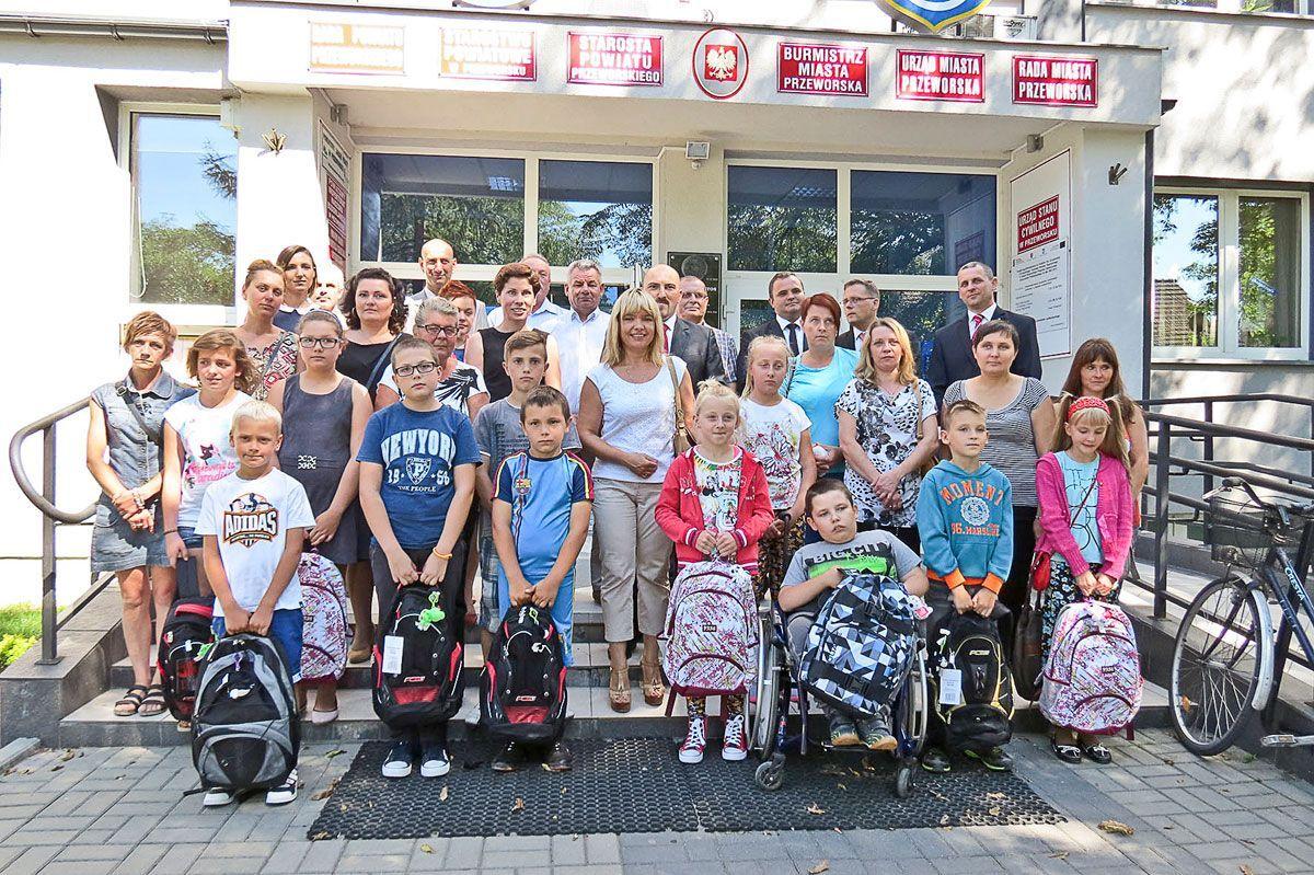 Plecaki wypełnione przyborami trafiły do dziewięciorga dzieci z terenu powiatu przeworskiego.<br/>fot.Barbara Chmura