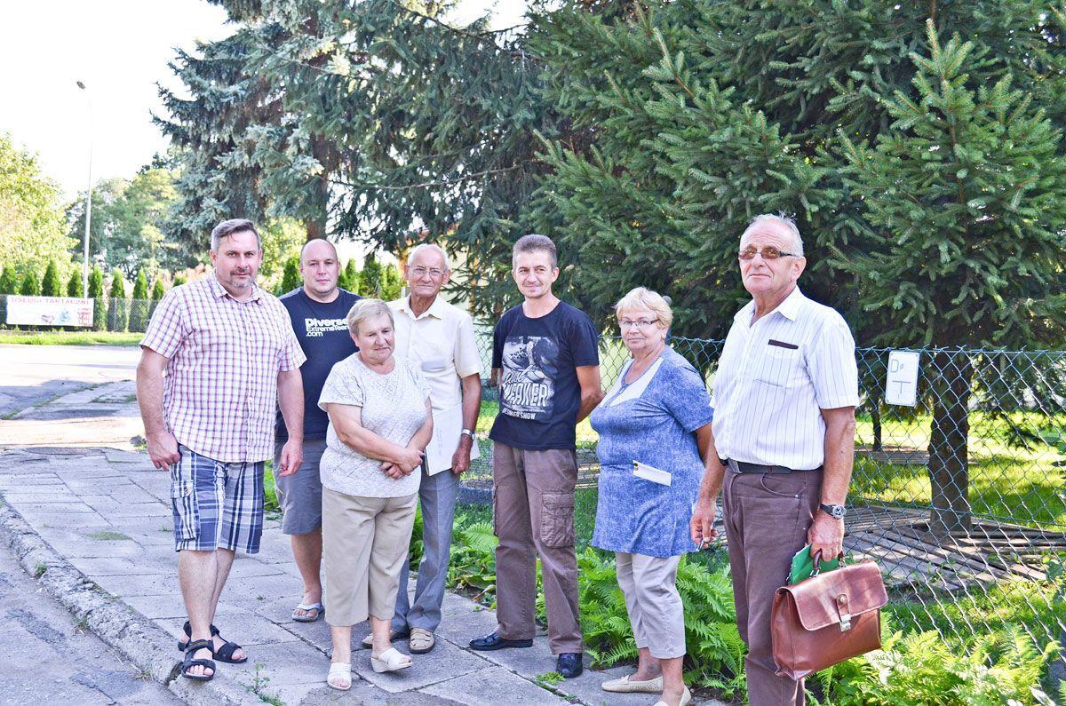 – twierdzą zgodnie przewodniczący Zarządu Osiedla nr 11 „Lwowskie” Krzysztof Krasowski oraz mieszkańcy (Jadwiga Soja, Roman Myślicki, Ryszard Gąska, Aleksandra Pogorzelec, Artur Siwik, Jerzy Wielądek). <br/>fot.Aleksandra Białoń