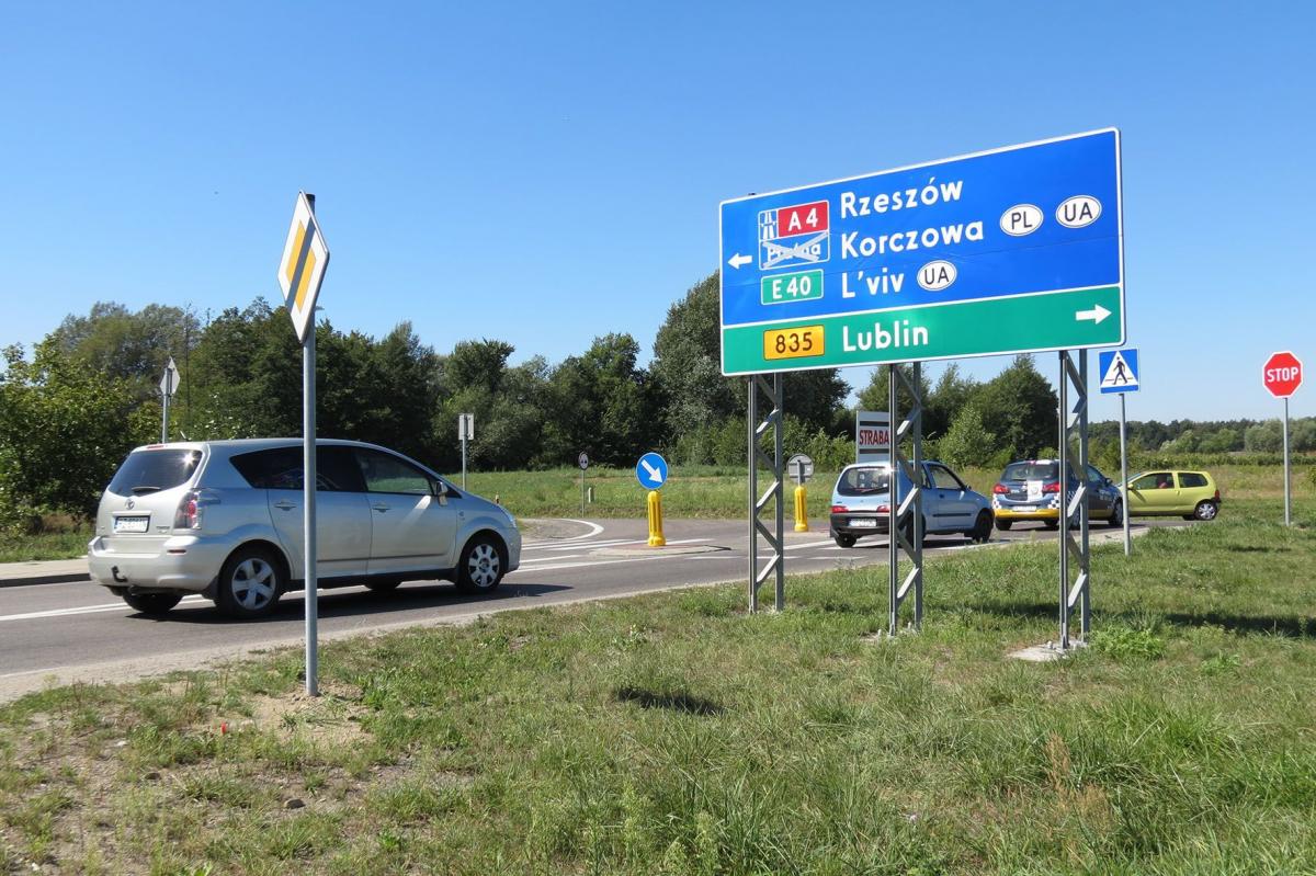 Podczas otwarcia odcinka autostrady A4 nastąpiła zmiana organizacji ruchu w Gorliczynie. Kierowcy jadący drogą wojewódzką W835 od strony Przeworska w kierunku Sieniawy mieli wcześniej pierwszeństwo przejazdu, obecnie ustawiony jest tam znak „STOP” i pierwszeństwo przejazdu mają pojazdy, które opuszc