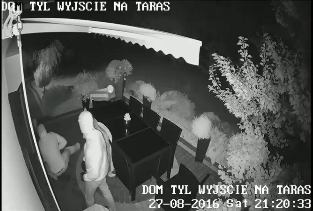 Poczynania włamywaczy utrwalił przydomowy monitoring. Być może jego zapis pomoże w ustaleniu sprawców.