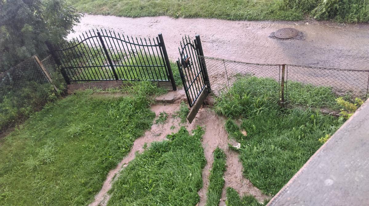 Tak wygląda posesja Marka Sycza w czasie każdego opadu deszczu.<br/>fot.ze zbiorów Marka Sycza
