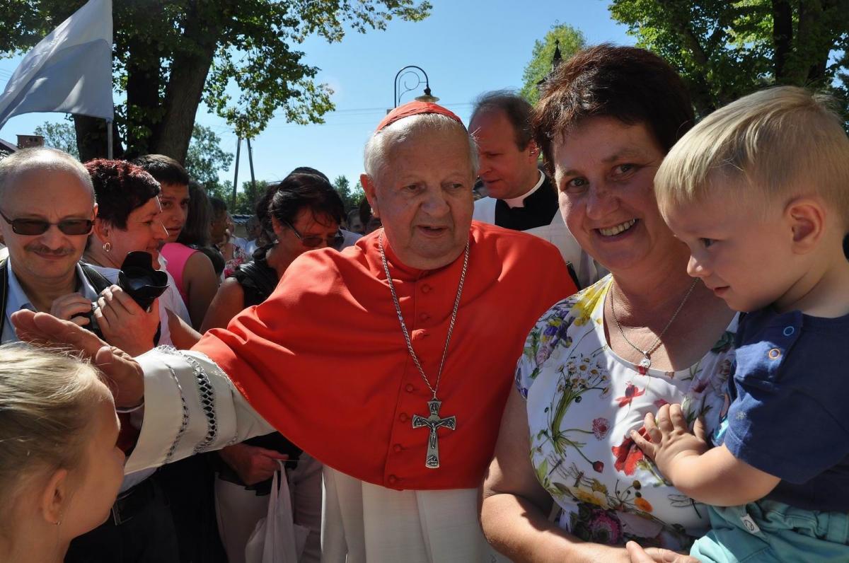 Kard. Stanisław Dziwisz – osobisty sekretarz Jana Pawła II, obecnie metropolita krakowski – chętnie błogosławił dzieci. <br/>fot.Paweł Bugira