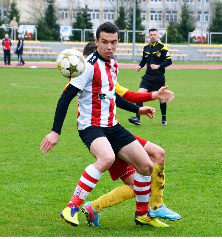 Junior Kamil Skuba (koszulka w pasy), wychowanek SMS Rzeszów, potem grający w Resovii, zdobył dwie bramki dla Wólczanki Wólka Pełkińska w meczu ze Stalą Nowa Dęba.<br/>fot.www.smsrzeszow.pl