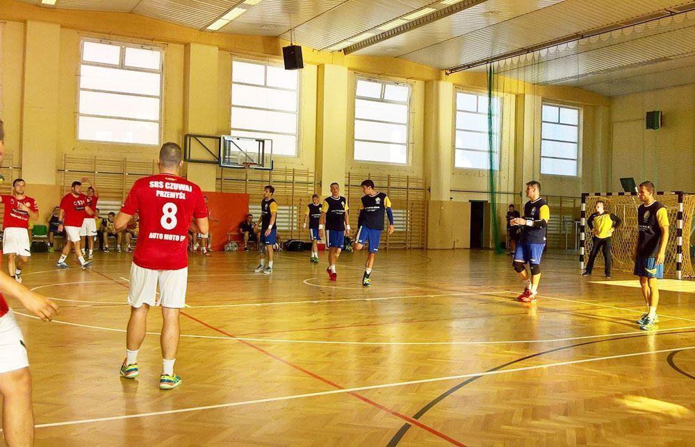 Z rezerwami Vive Tauronu Kielce (ciemne stroje) SRS Czuwaju grał dwukrotnie jednego dnia.<br/>fot.Anna Miśniak