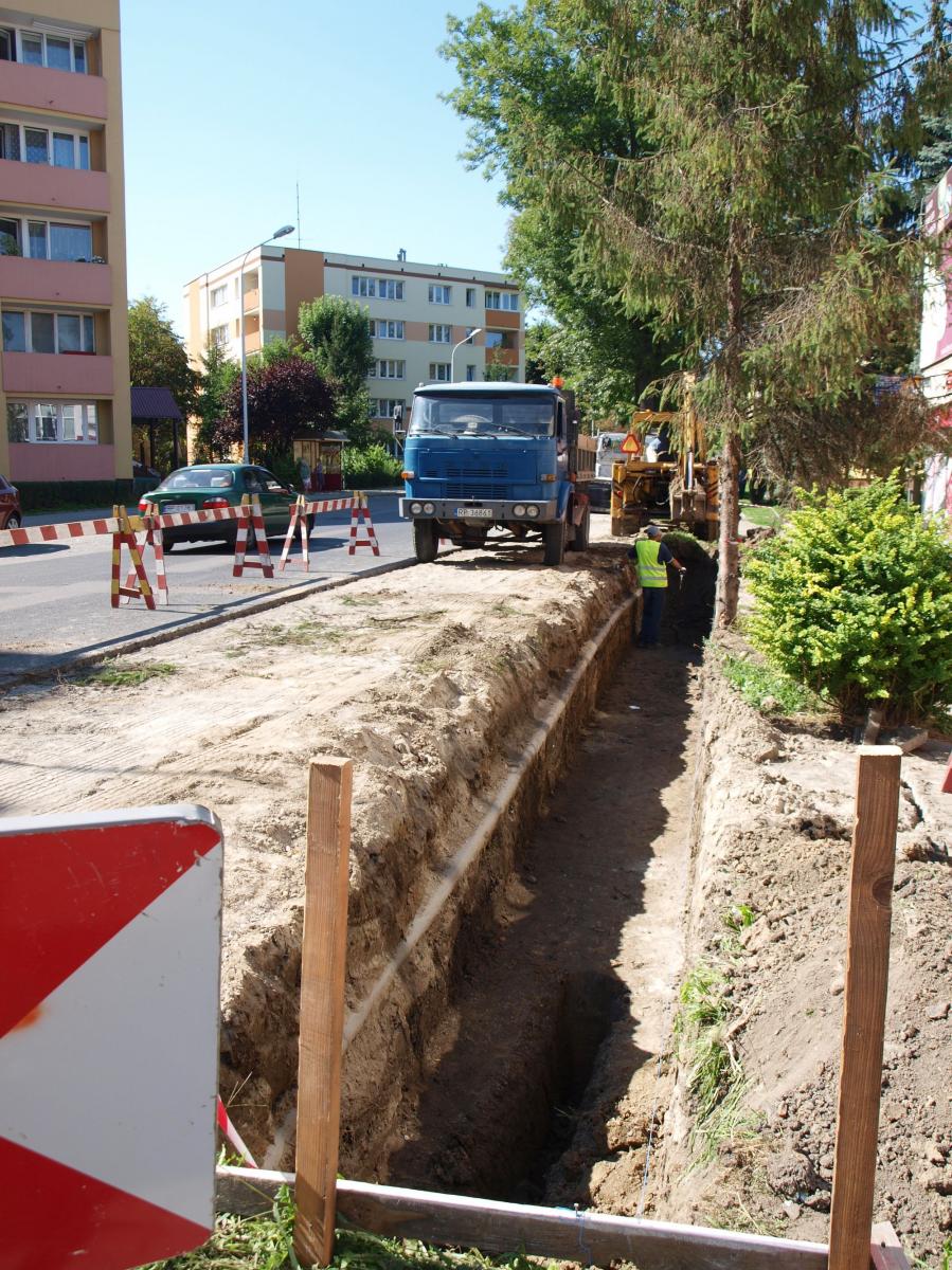 Prace związane z poszerzeniem zatoczki parkingowej przy sklepie spożywczym „Koszyczek” na ulicy Glazera w Przemyślu powinny się zakończyć się pod koniec sierpnia br.<br/>fot.Mariusz Godos