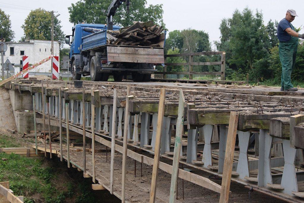 Most na Szkle w Charytanach wielokrotnie ucierpiał podczas powodzi. Raz, w 1997 r., został niemal doszczętnie zniszczony. Obecny gruntowny remont ma sprawić, że do takich sytuacji już nie będzie dochodzić.<br/>fot.Starostwo Powiatowe w Jarosławiu