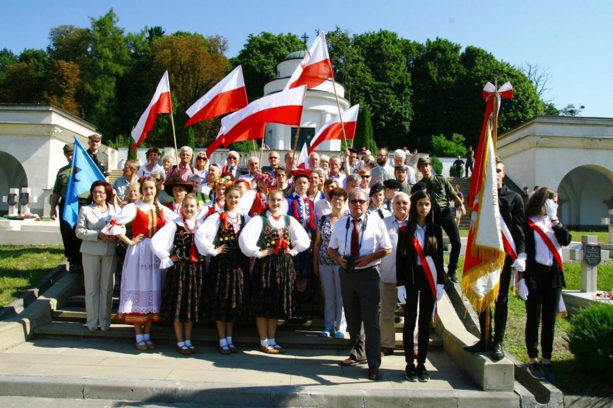 Przemyska delegacja podczas uroczystości w Zadwórzu.<br/>fot.ze zbiorów własnych