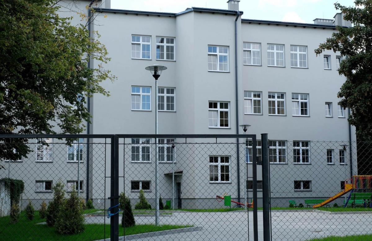 W sąsiedztwie budynku powstał parking wraz z placem zabaw.<br/>fot.zbiory własne