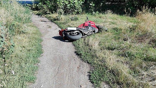 Motocyklista stracił panowanie nad pojazdem. Ostatecznie zdecydował się kontynuować ją pieszo.<br/>fot.archiwum KPP Leżajsk