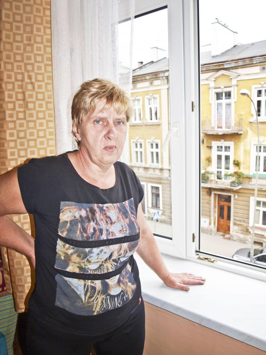 – Jednego dnia ogromny szerszeń wpadł mi w poduszkę. Użądlił mnie w dłoń. Zrzuciłam go i zadeptałam – mówi pani Grażyna Zielińska.<br/>fot.Mariusz Godos
