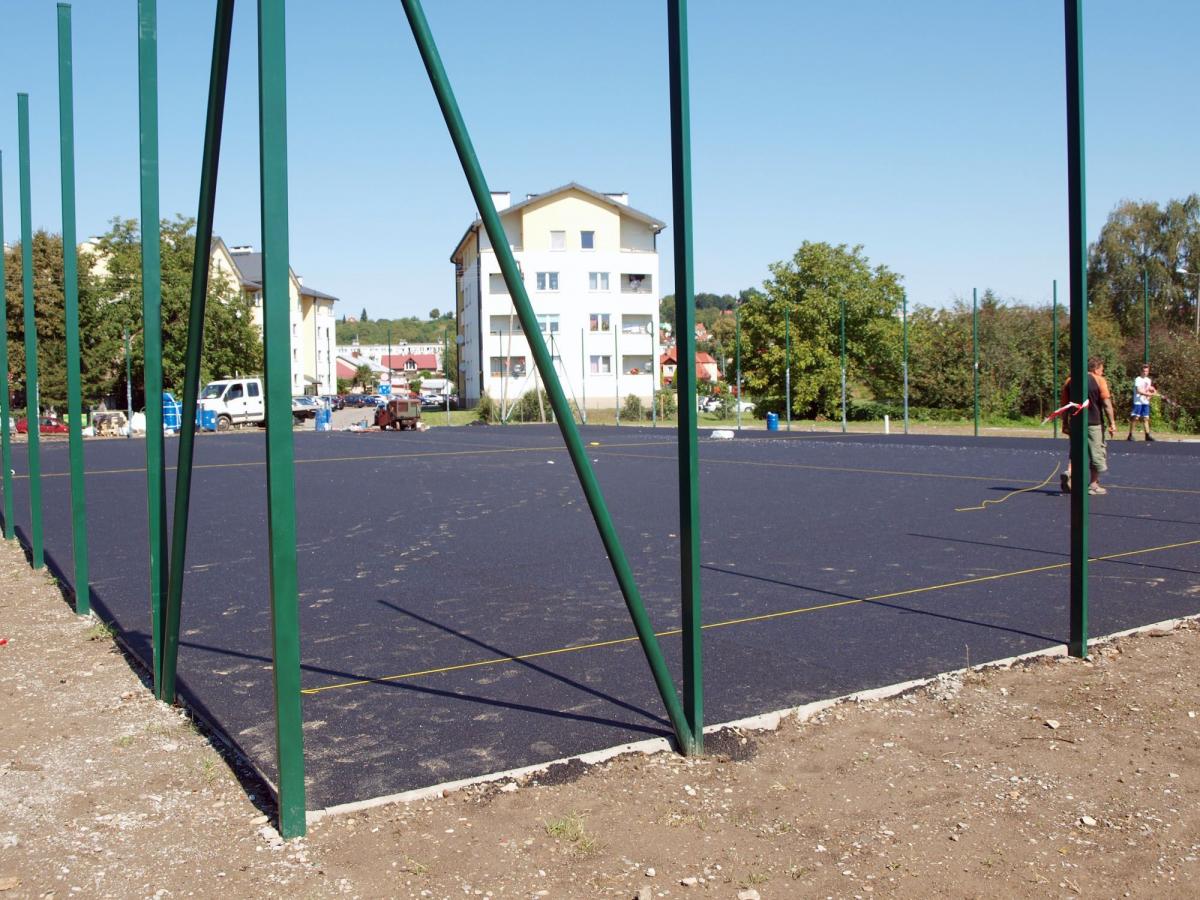 Jeszcze podczas kończących się wakacji dzieci i młodzież będą mogły skorzystać z boiska wielofunkcyjnego przy Wybrzeżu Marszałka Ferdynanda Focha w Przemyślu.<br/>fot.Mariusz Godos