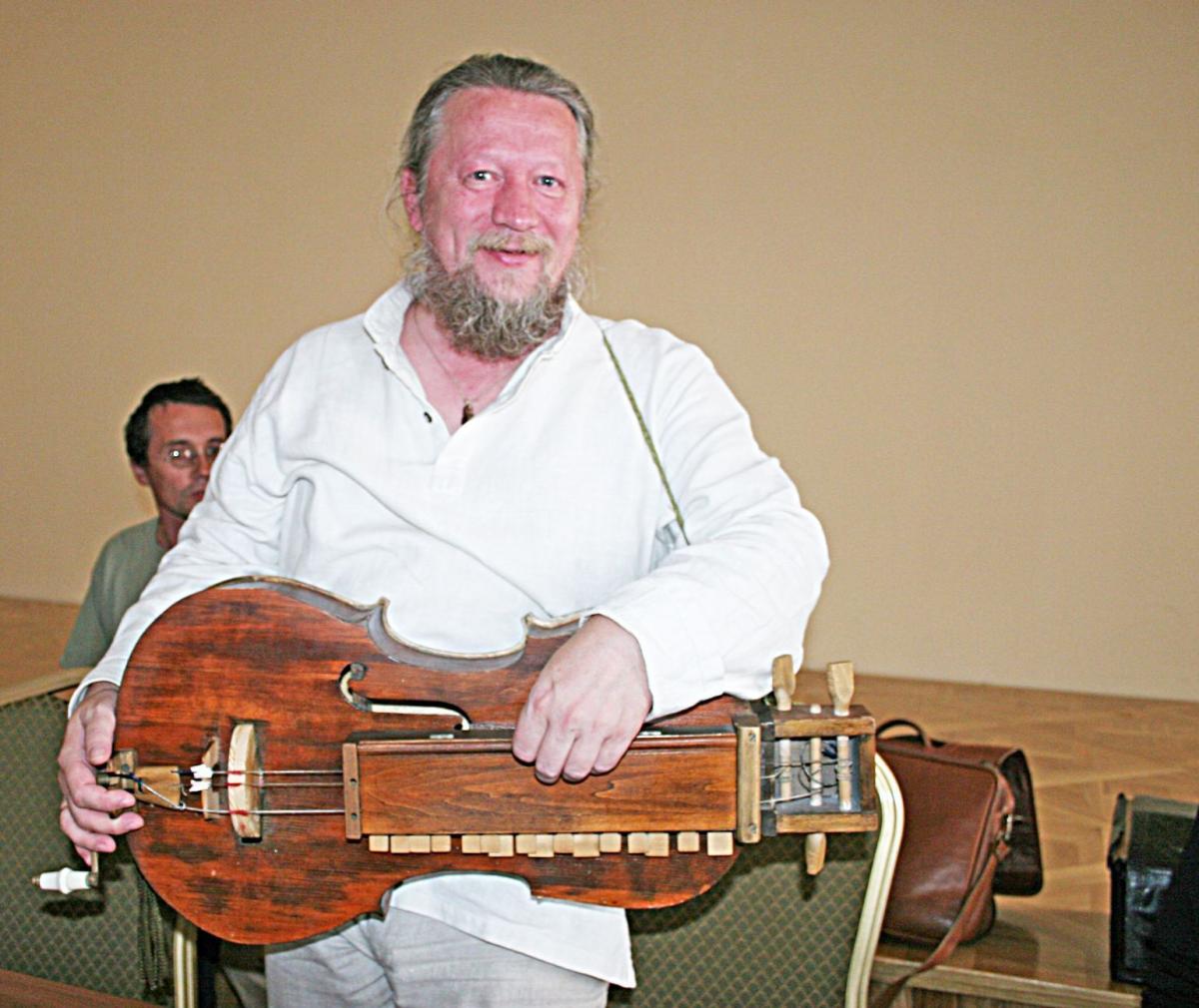 Muzyka ojców tworzy także dzisiejszą kulturę. Na fotografii jeden z uczestników „Pieśni Naszych Korzeni” sprzed kilku lat.<br/>fot.Roman Kijanka