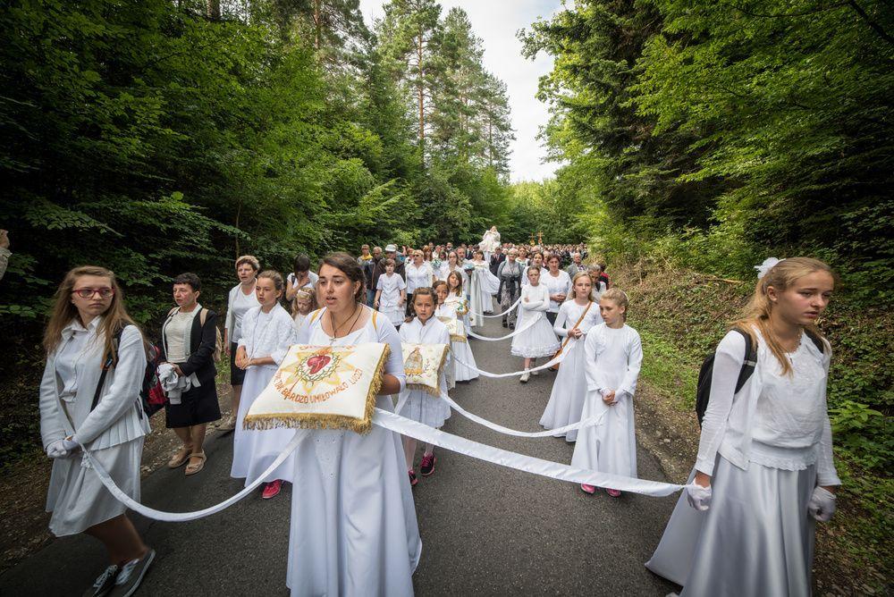 Tradycyjnie już największa rzesza wiernych wzięła udział w Dróżkach Pogrzebu Matki Bożej.<br/>fot.zbiory własne