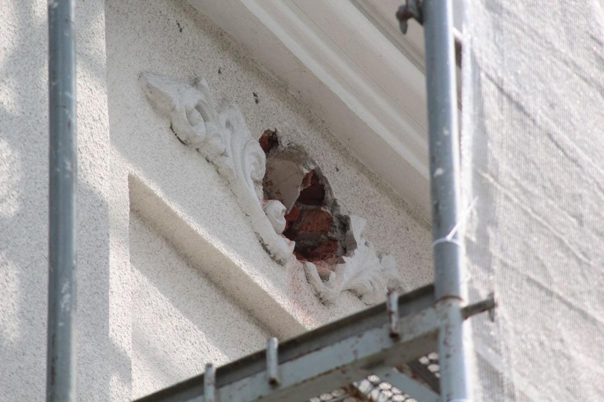 Miejsce wmurowania pocisków świadczy, że zrobiono to dla upamiętnienia jakiegoś wydarzenia.<br/>fot.Roman Kijanka