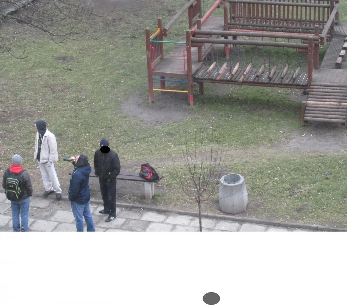 Na fotografiach wykonanych przez mieszkańców widać, że nie tylko dzieci bawią się na placu zabaw. 