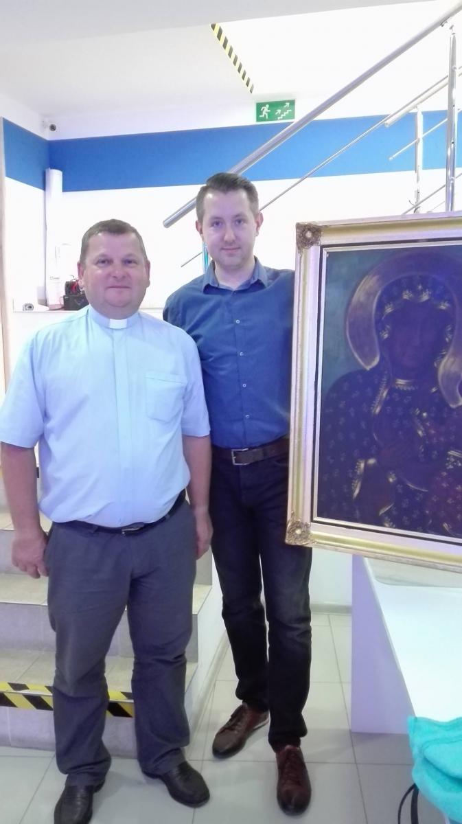 Kopia cudownego obrazu Matki Boskiej Częstochowskiej trafiła do rzymskokatolickiej parafii Miłosierdzia Bożego we Lwowie. Z lewej proboszcz parafii ks. Wiktor Pałczyński, obok Maciej Dębicki, wiceprezes Przemyskiej Kongregacji Kupieckiej.<br/>fot.ze zbiorów własnych