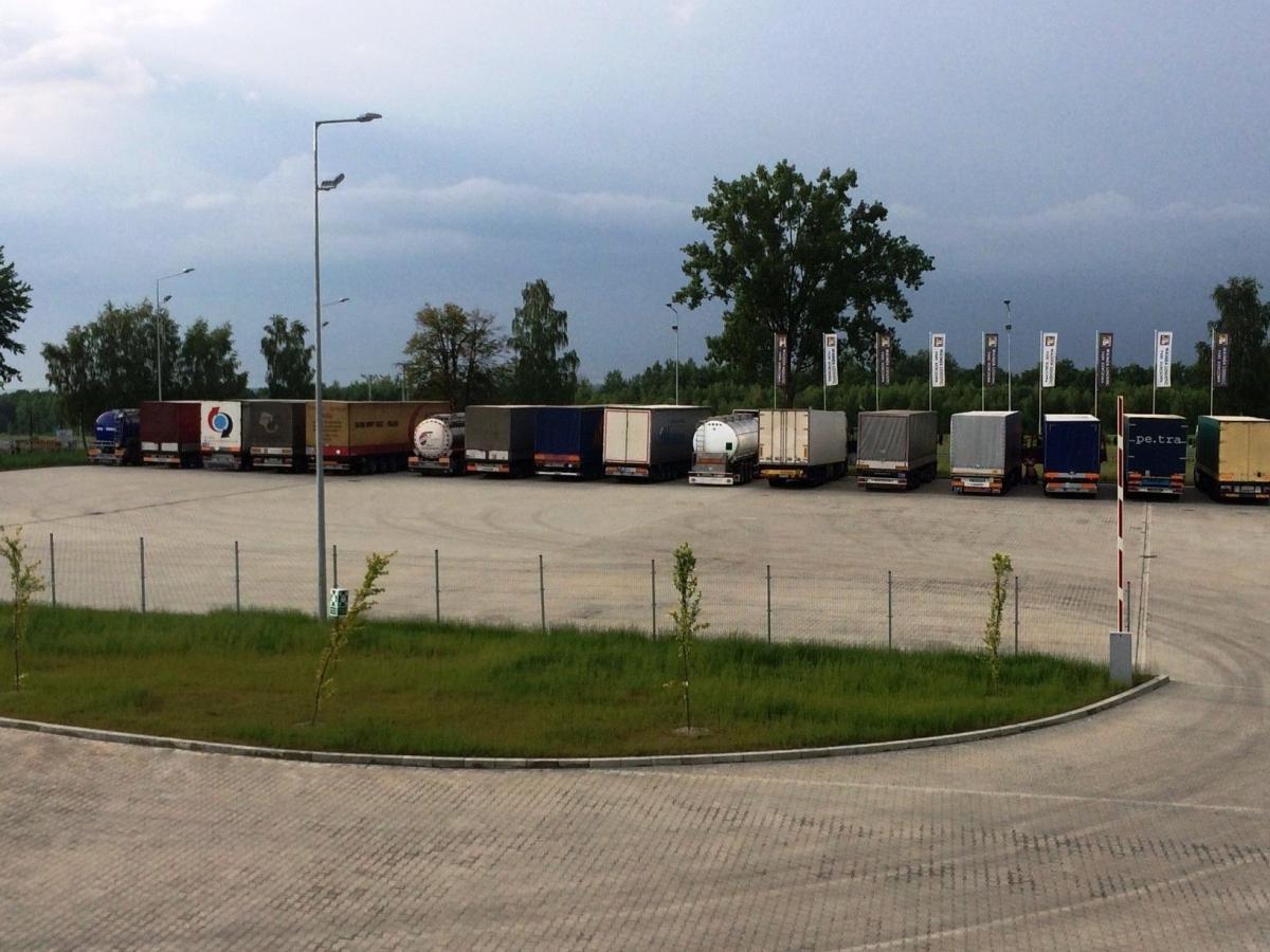 Na terenie Waimea Logistic Park Korczowa niedawno rozbudowana została infrastruktura – powstał monitorowany parking dla samochodów ciężarowych, przestronny plac manewrowy dla aut osobowych.<br/>fot.ze zbiorów własnych