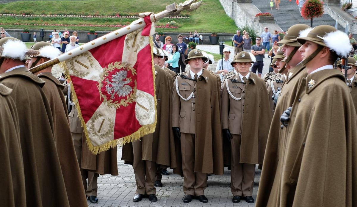 W południe żołnierze zgromadzili się na uroczystym apelu w Rynku przed magistratem. W jego trakcie przyjęto meldunek, odegrano hymn państwowy, wciągnięto flagę na maszt, odczytano rozkaz specjalny. Po apelu pamięci nastąpiła salwa honorowa. Całość uwieńczyła defilada pododdziałów.<br/>fot.zbiory wła