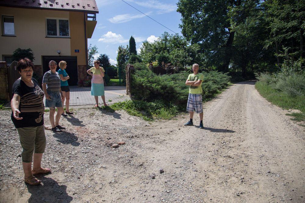 Mieszkańcy nie optują za całkowitym zakazem ruchu. Problemem dla nich są głównie ciężarówki, a tych przejeżdża tędy nawet po kilkanaście dziennie, tworząc prawdziwą piaskową burzę.<br/>fot.Kamil Jacek Zarański
