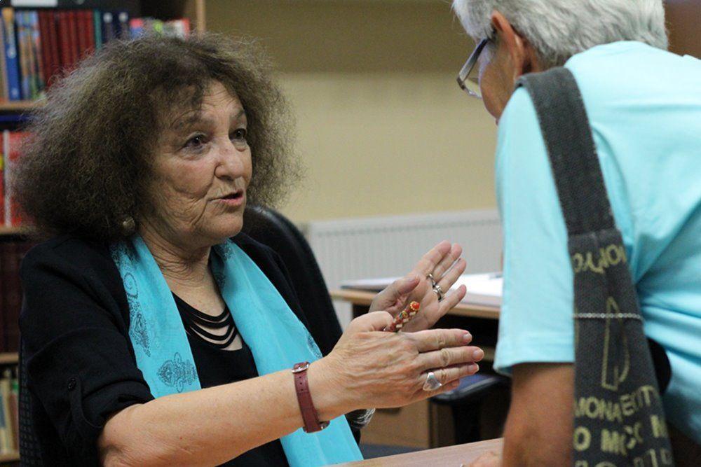 Ora Regev, autorka książki „A rzeka nadal płynie,” z czytelnikami.<br/>fot.Justyna Zając