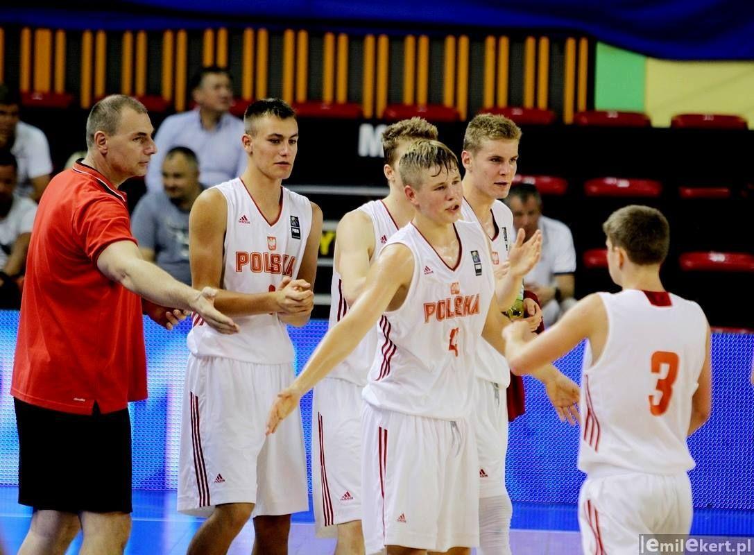 Trener Daniel Puchalski pierwszy z lewej) powołał do reprezentacji Polski U16 trzech zawodników Niedźwiadków-Hensfort Przemyśl: Szymona Janczaka, Kacpra Walciszewskiego (drugi z lewej) i Pawła Strzępka (czwarty z lewej).<br/>fot.Emil Ekert