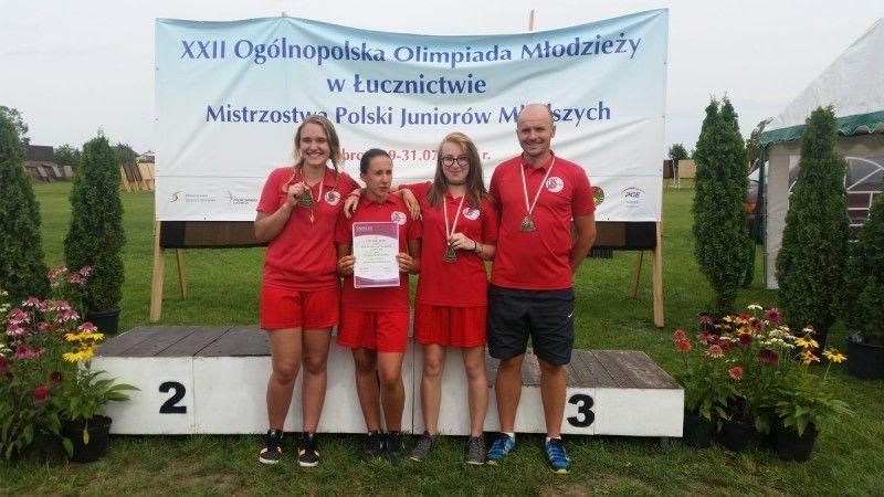 Drużyna II wicemistrzyń, od lewej stoją: Natalia Marcinkiewicz, Jagoda Siry, Agata Osuch, trener Wiesław Kutyła.<br/>fot.UM Jarosław