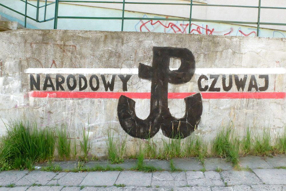 Czy naprawdę w taki sposób trzeba podkreślać patriotyzm kibiców czwartoligowego klubu?<br/>fot.Jacek Szwic