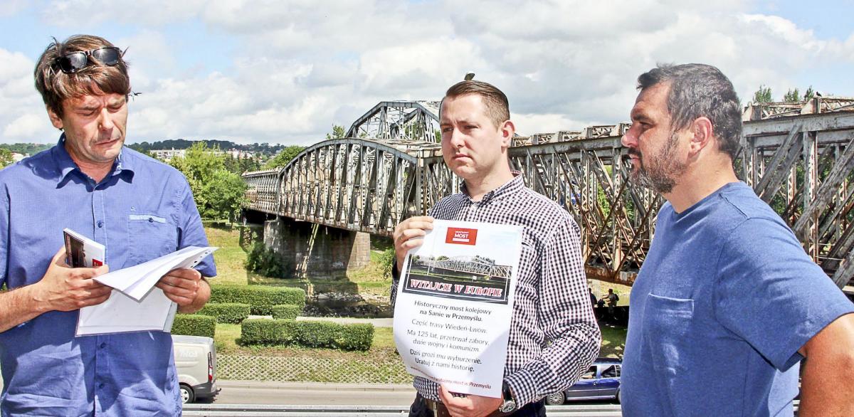 W spotkaniu z dyrektorem spółki PKP PLK Mieczysławem Borowcem wzięli udział Maciej Dębicki (z lewej) i Krystian Rachwał.<br/>fot.Mariusz Godos