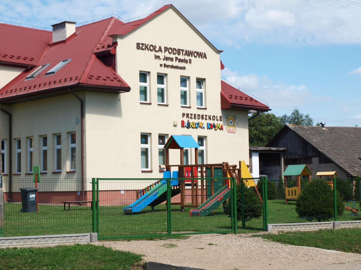 Zakład znajduje się naprzeciwko szkoły podstawowej i przedszkola w Sierakoścach. Dzieci skarżą się na hałas, ale do tej pory nikt z nauczycieli czy rodziców nie interweniował w tej sprawie.<br/>fot.Mariusz Godos