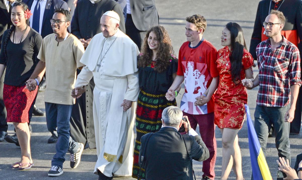 W przedostatnim dniu wizyty papież Franciszek przeszedł z młodymi przez Bramę Miłosierdzia ustawioną w Campus Misericordiae w Brzegach. <br/>fot.zbiory własne