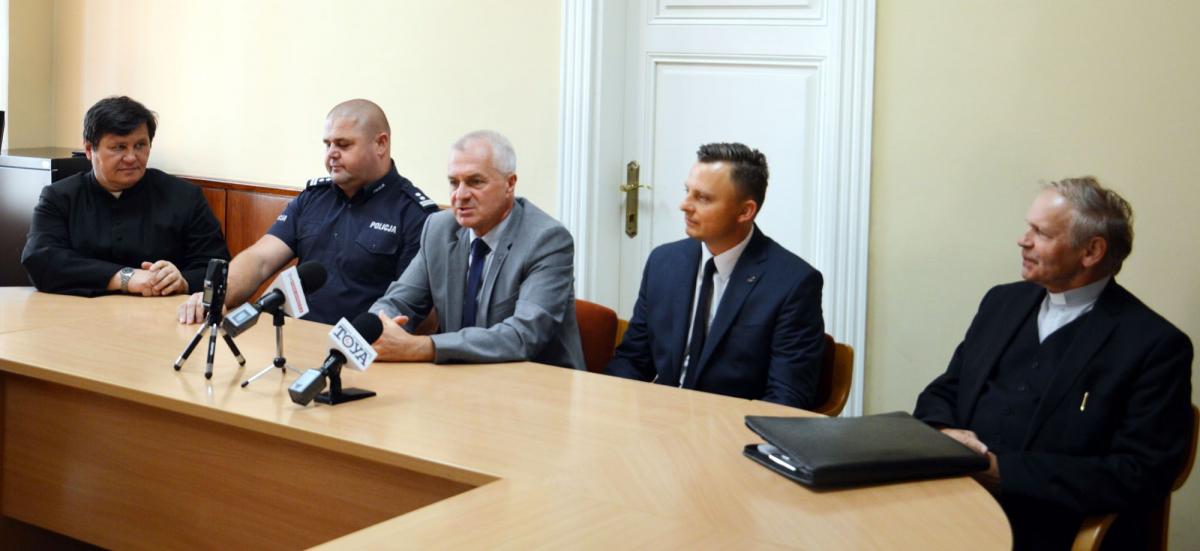 Konferencja prasowa w przemyskim magistracie, podsumowująca Światowe Dni Młodzieży. Od lewej: ks. prałat Jan Mazurek, Komendant Miejski Policji mł. insp. Wojciech Kiełtyka, prezydent miasta Robert Choma, wiceprzewodniczący Rady Miejskiej Robert Bal oraz ks. prałat Tadeusz Biały.<br/>fot.Witold Wołcz