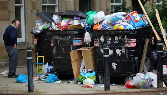 Latem takie obrazki to nic dziwnego. Po kilku dniach kontenery przede wszystkim na plastik nabite są do granic możliwości. Nie trzeba tłumaczyć, że jest to nieestetyczne i nieprzyjemne dla nozdrzy.<br/>fot.ze zbiorów własnych