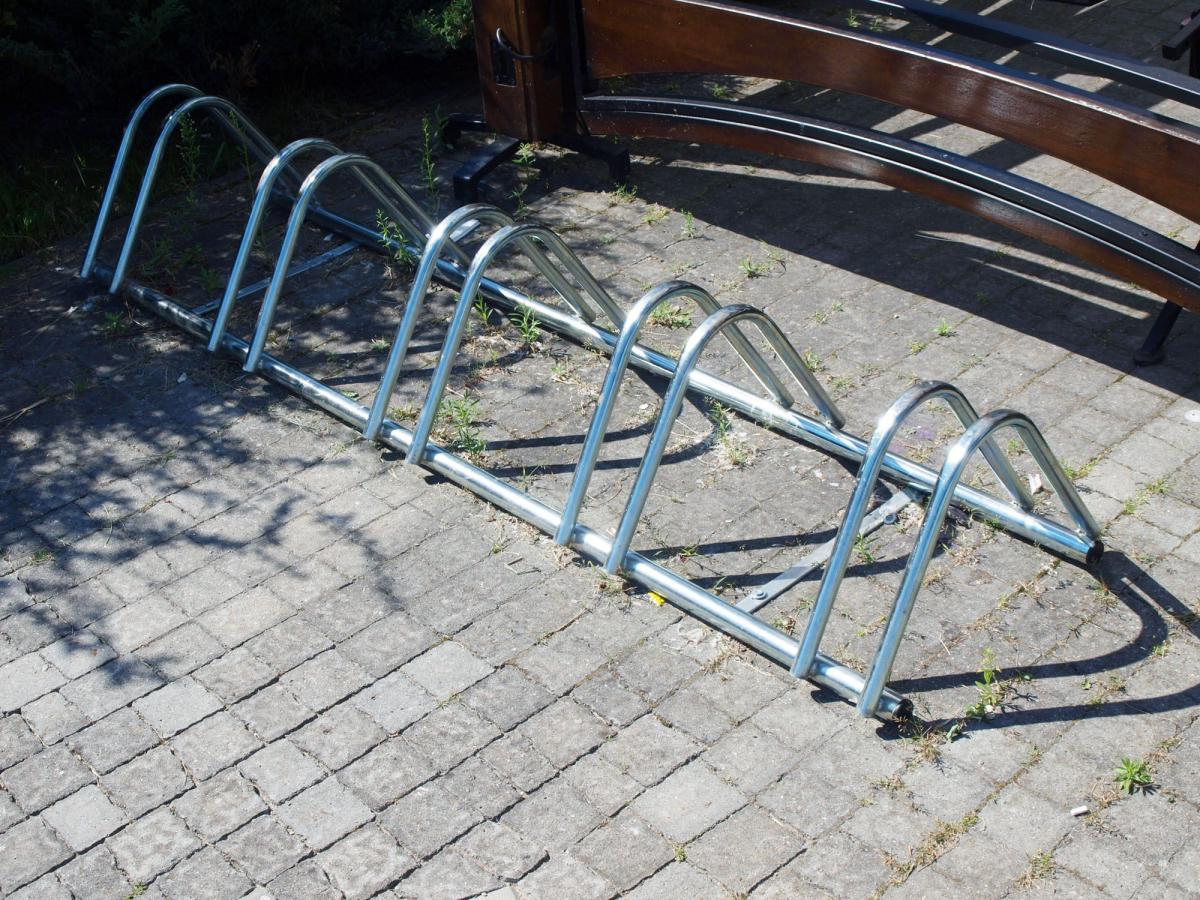 Stojaki rowerowe znajdują się m.in. przy zjeździe z kładki pieszo-rowerowej przy ul. Piłsudskiego.<br/>fot.Mariusz Godos