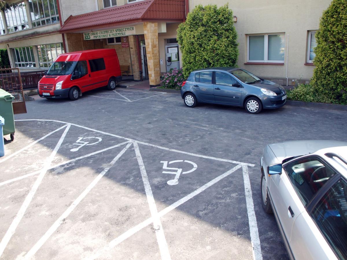 Obecnie nie ma już przeszkód, aby osoby niepełnosprawne mogły korzystać ze specjalnych miejsc parkingowych przy siedzibie ZUS-u przy ul. Brodzińskiego w Przemyślu.<br/>fot.Mariusz Godos