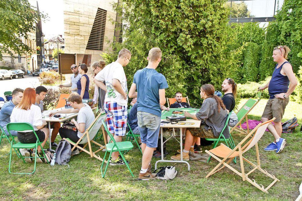 Kolorowe leżaki i parasole, stoły z grami planszowymi, sztalugi zapraszały przechodniów do udziału w „Pikniku w środku lata”. <br/>fot.Jacek Szwic