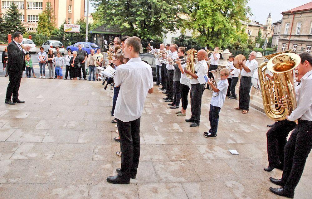 Przybyłych na koncert inauguracyjny gości witała Salezjańska Orkiestra Dęta Augustino.<br/>fot.Adam Erd